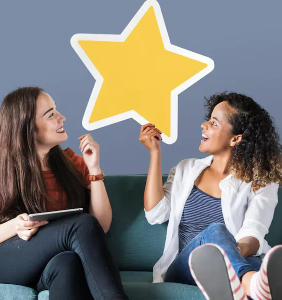 Reputación y posicionamiento corporativo Dos profesionales colaborando en una oficina con un elemento gráfico de estrella, representando reputación de marca.